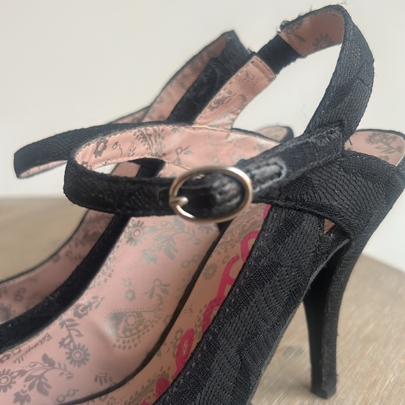 BETSEYVILLE by Betsey Johnson Black Lace Peep Toe Bow Heels Shoes Size 8.5” - Picture 9 of 17